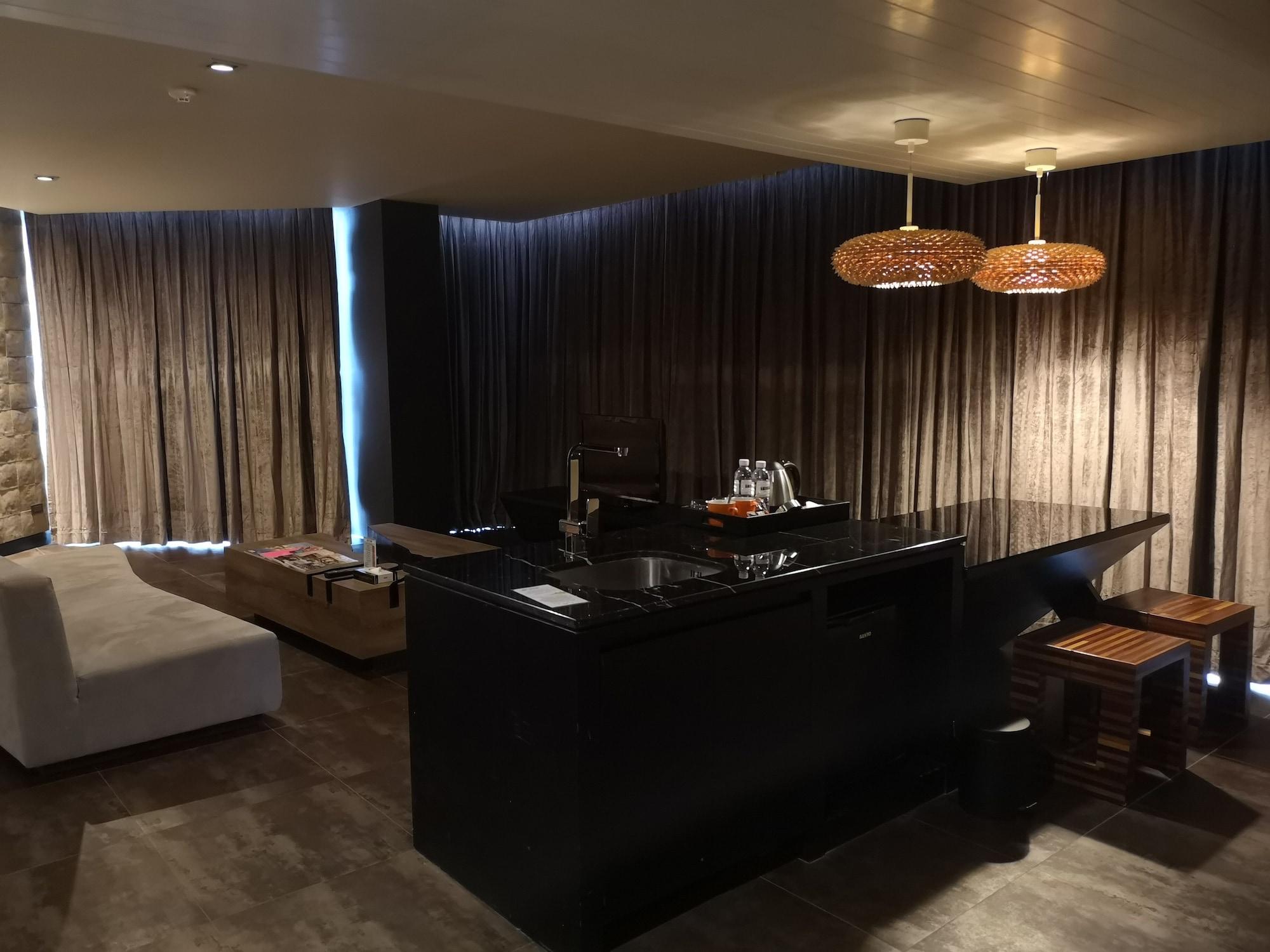 Tsix5 Quarter Hotel Pattaya Exterior photo