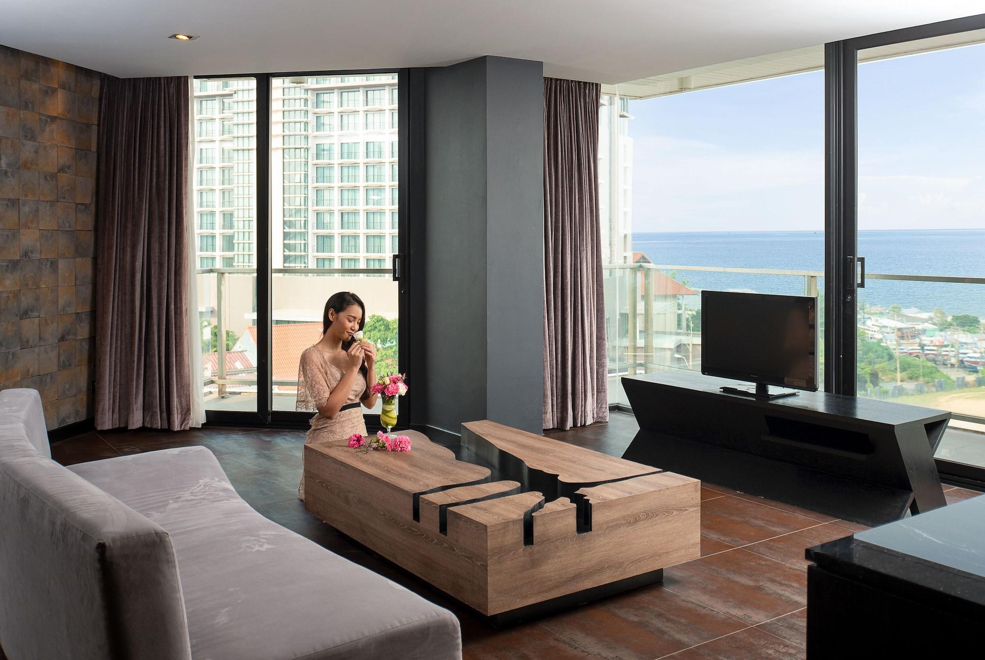 Tsix5 Quarter Hotel Pattaya Exterior photo