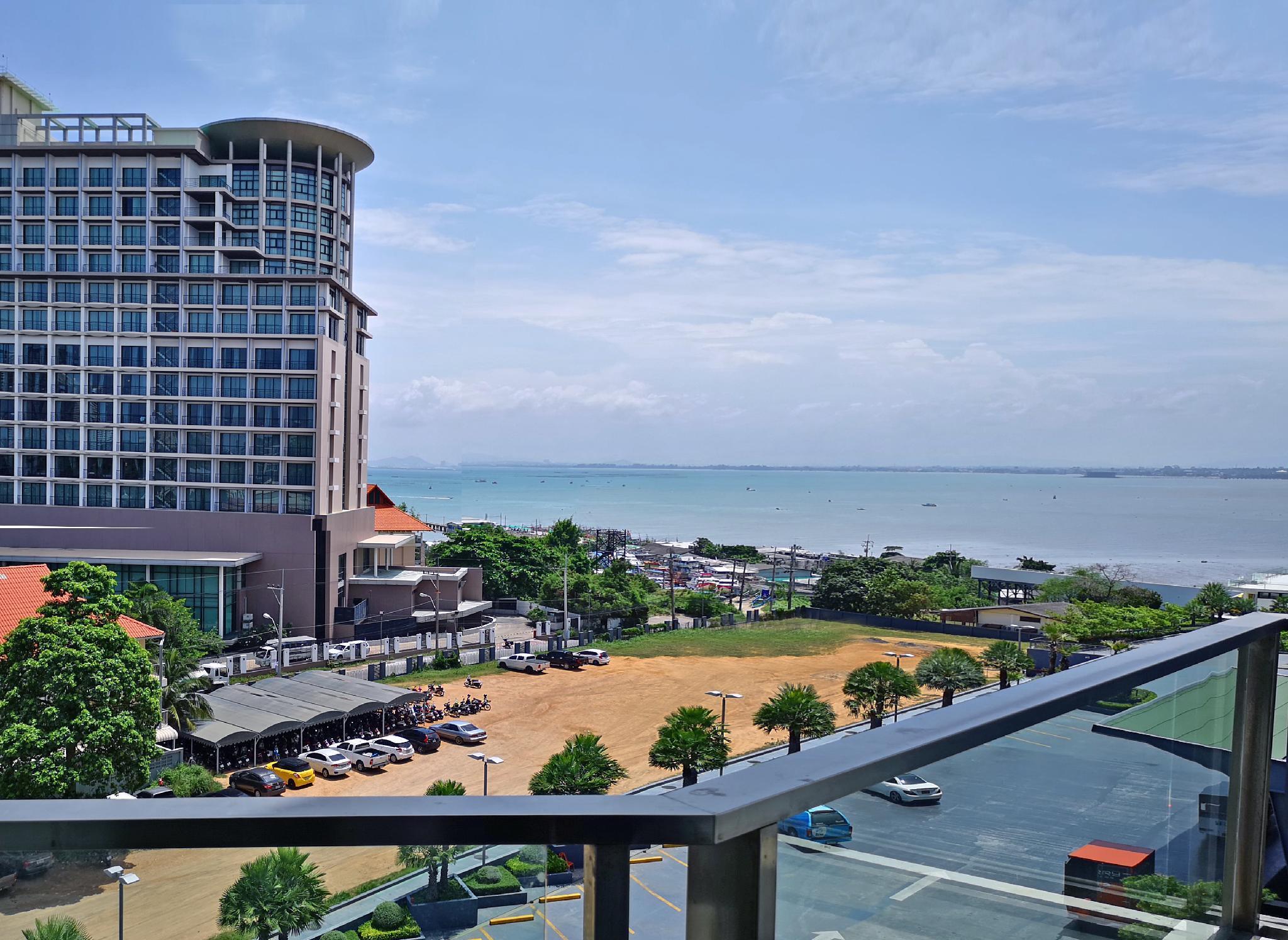 Tsix5 Quarter Hotel Pattaya Exterior photo