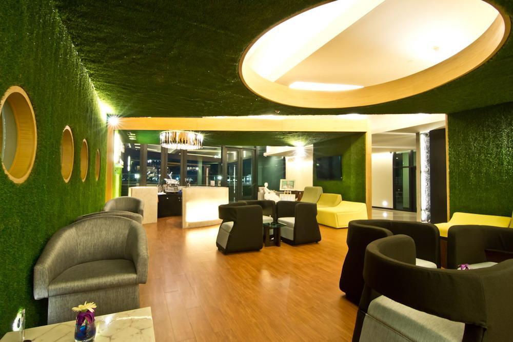 Tsix5 Quarter Hotel Pattaya Exterior photo