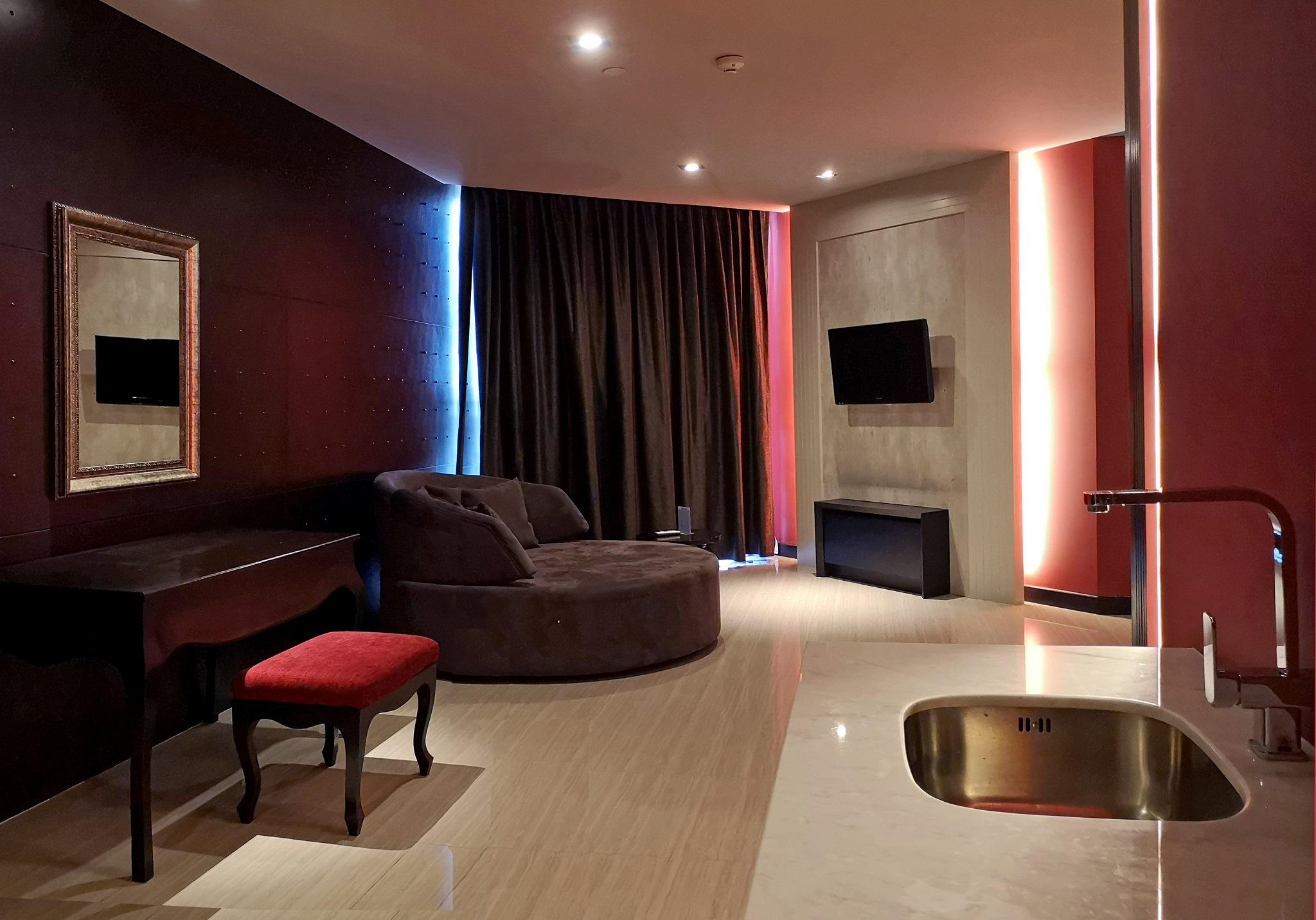 Tsix5 Quarter Hotel Pattaya Exterior photo