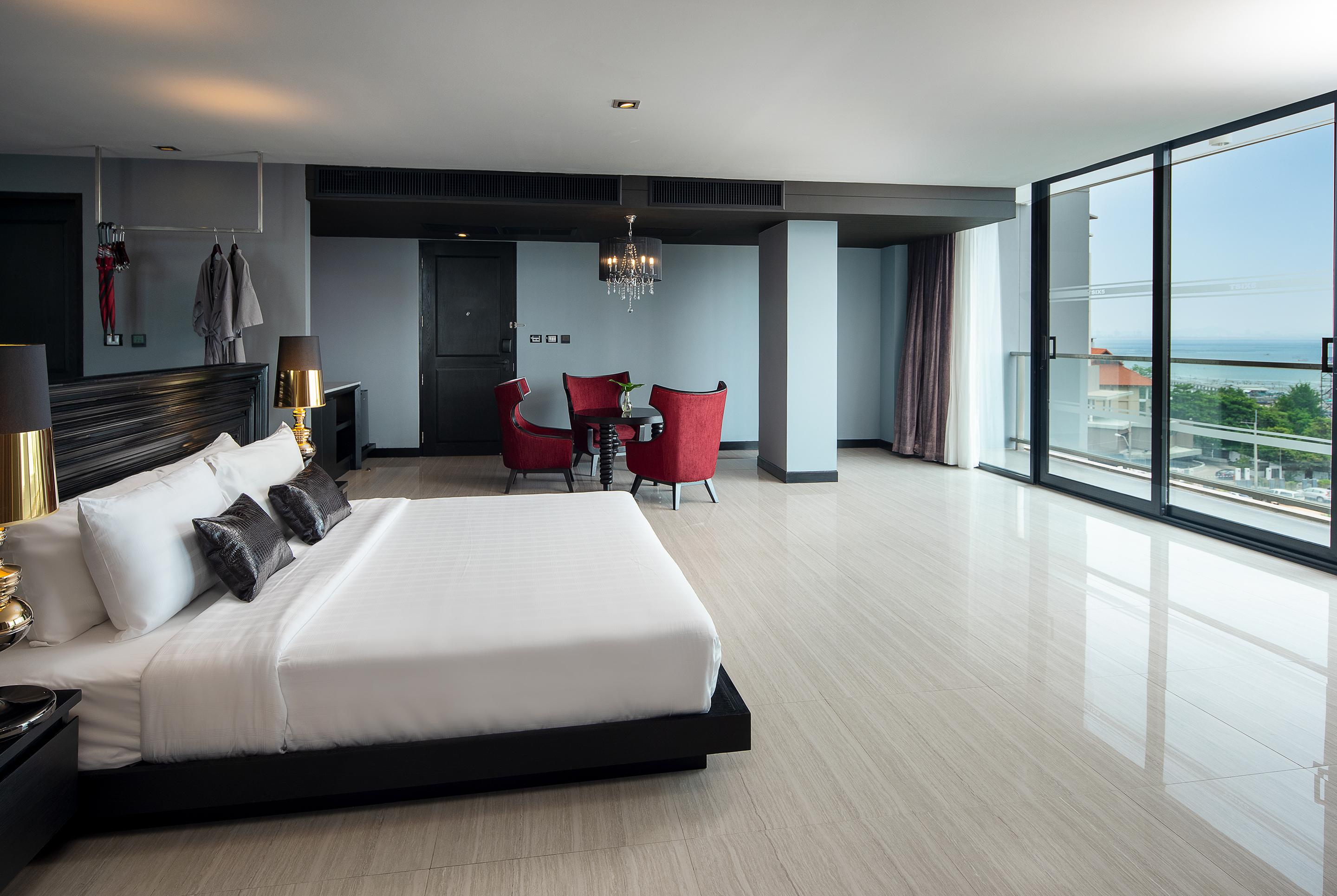 Tsix5 Quarter Hotel Pattaya Exterior photo