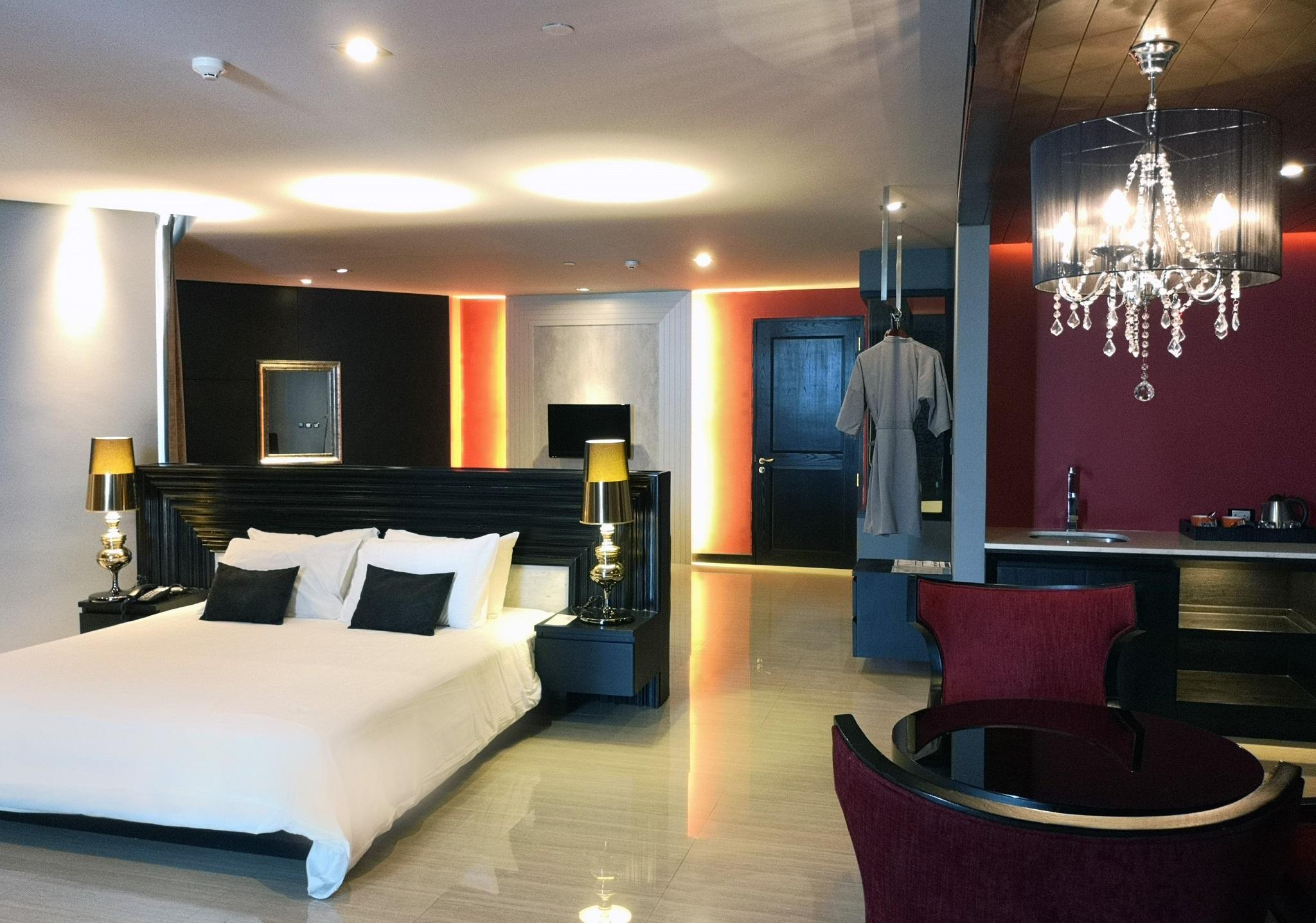 Tsix5 Quarter Hotel Pattaya Exterior photo